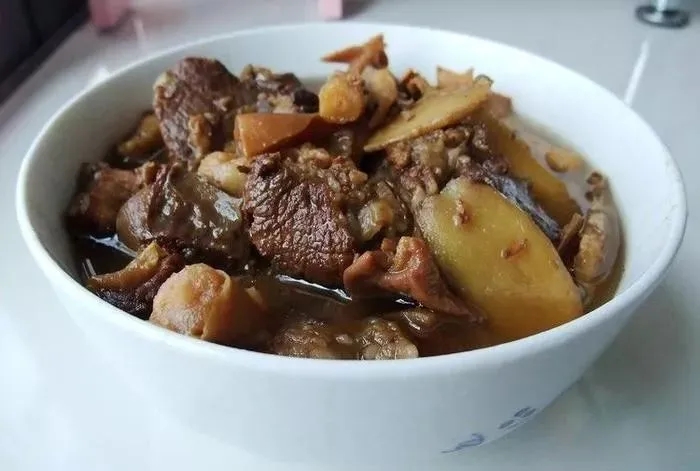 冬日又降溫，來(lái)一碗羊肉煮酒